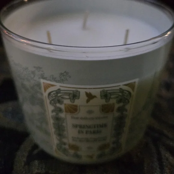Bath & Body Works Springtime in Paris Candle - Picture 2 of 3